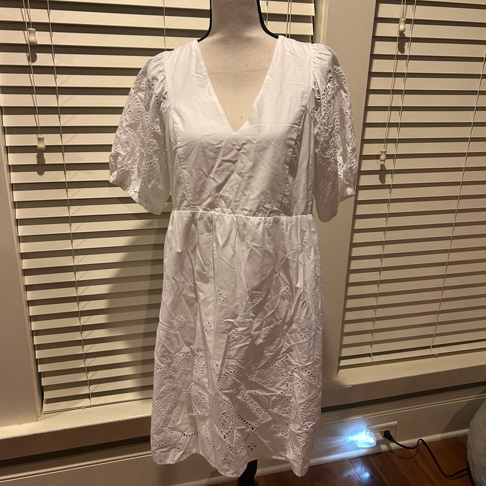 Old Navy White Eyelet Dress size M